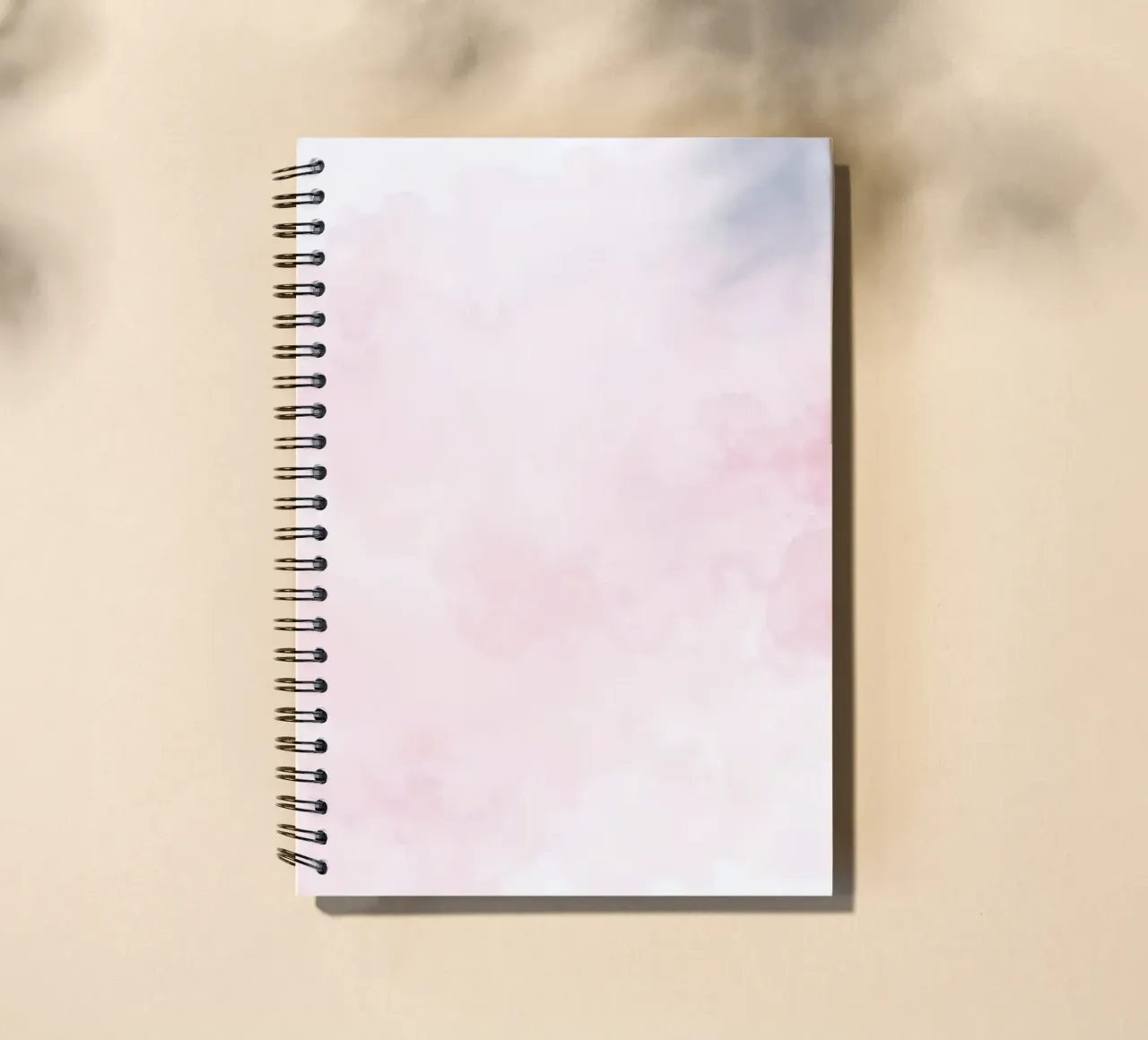 De doux nuages pastel créent une atmosphère sereine dans un lieu paisible. carnet à spirale de DesignDoodle