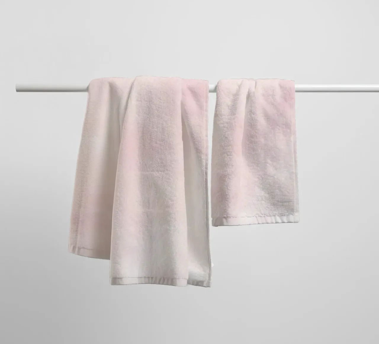 Morbide nuvole pastello creano un'atmosfera serena in un ambiente tranquillo. asciugamano da bagno da DesignDoodle