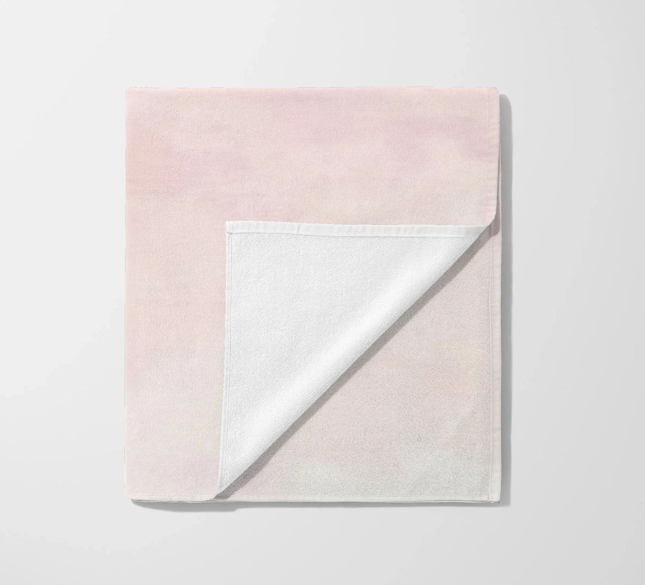 Morbide nuvole pastello creano un'atmosfera serena in un ambiente tranquillo. telo mare da DesignDoodle