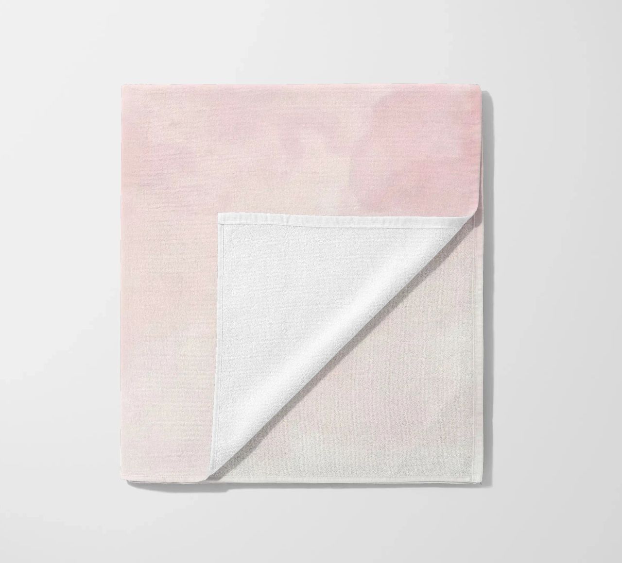 Morbide nuvole pastello creano un'atmosfera serena in un ambiente tranquillo. telo mare da DesignDoodle