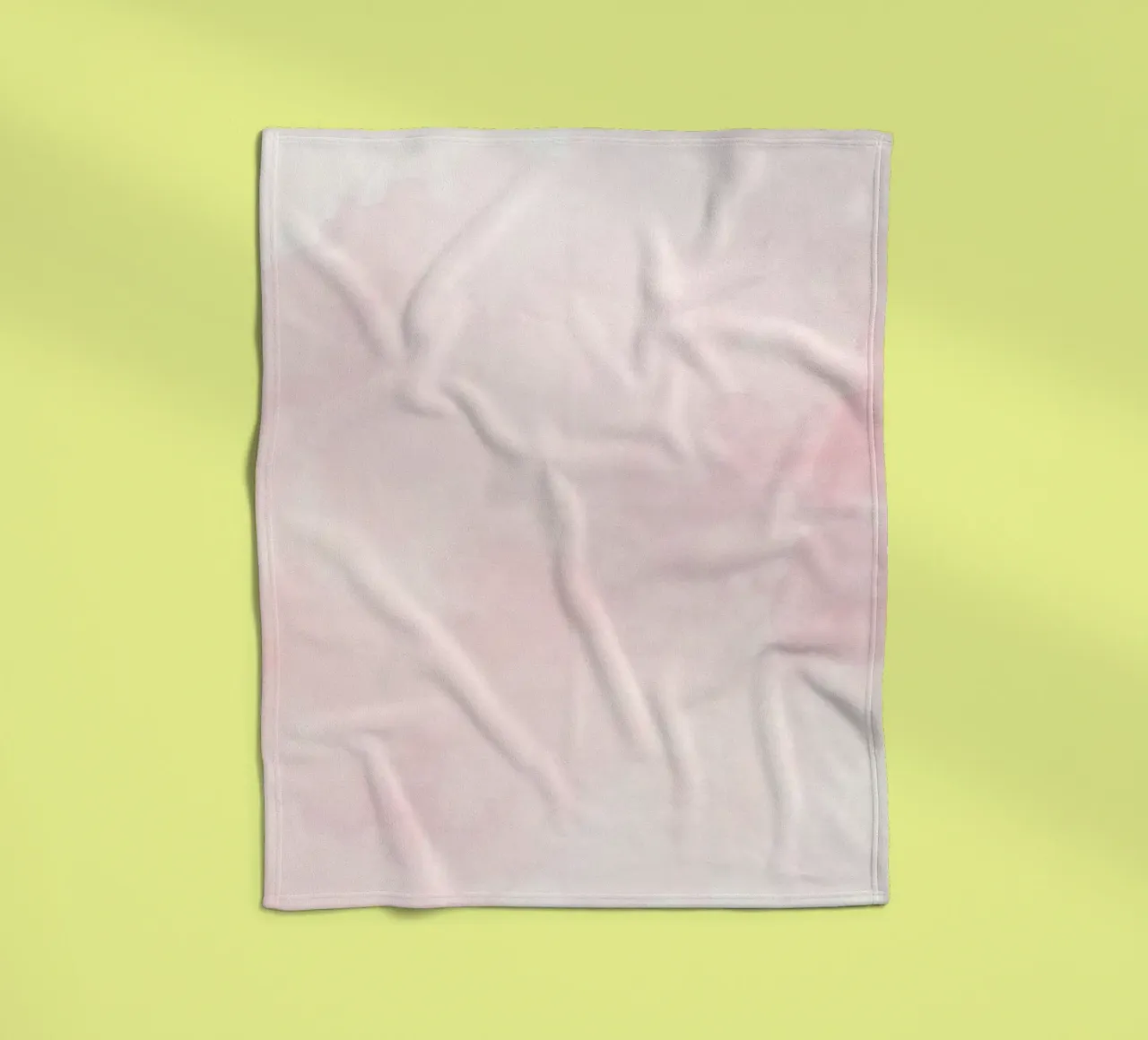 De doux nuages pastel créent une atmosphère sereine dans un lieu paisible. plaid polaire de DesignDoodle