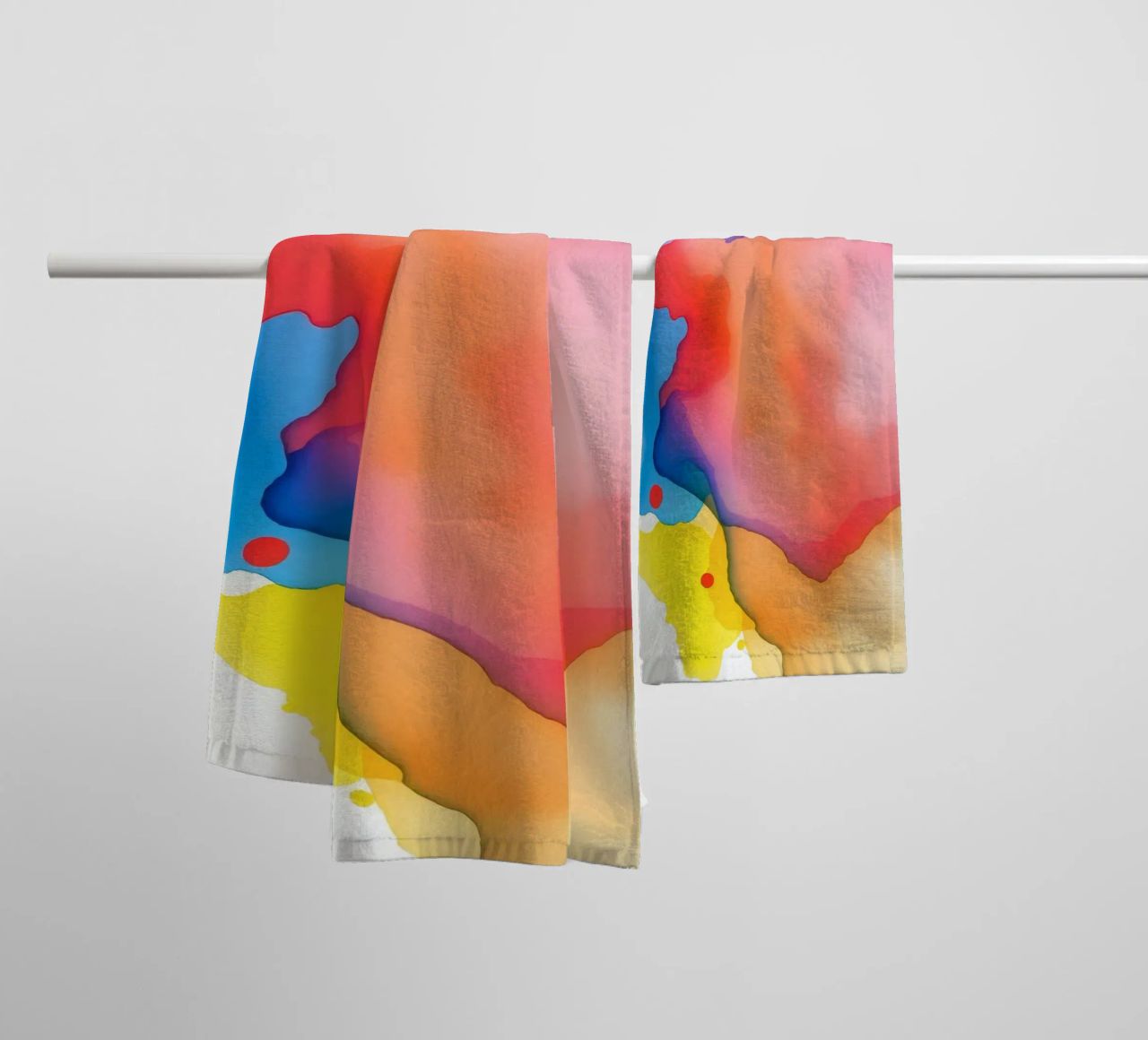 opere d'arte astratte ad acquerello con colori vividi e dinamici asciugamano da bagno da DesignDoodle