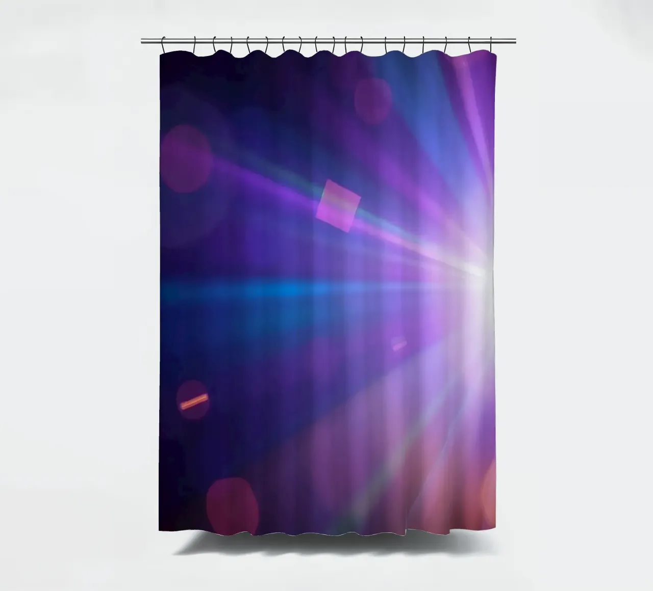 Bunte Lichtstrahlen schaffen eine lebendige Darstellung in einer dunklen Kunst Duschvorhang von DesignDoodle