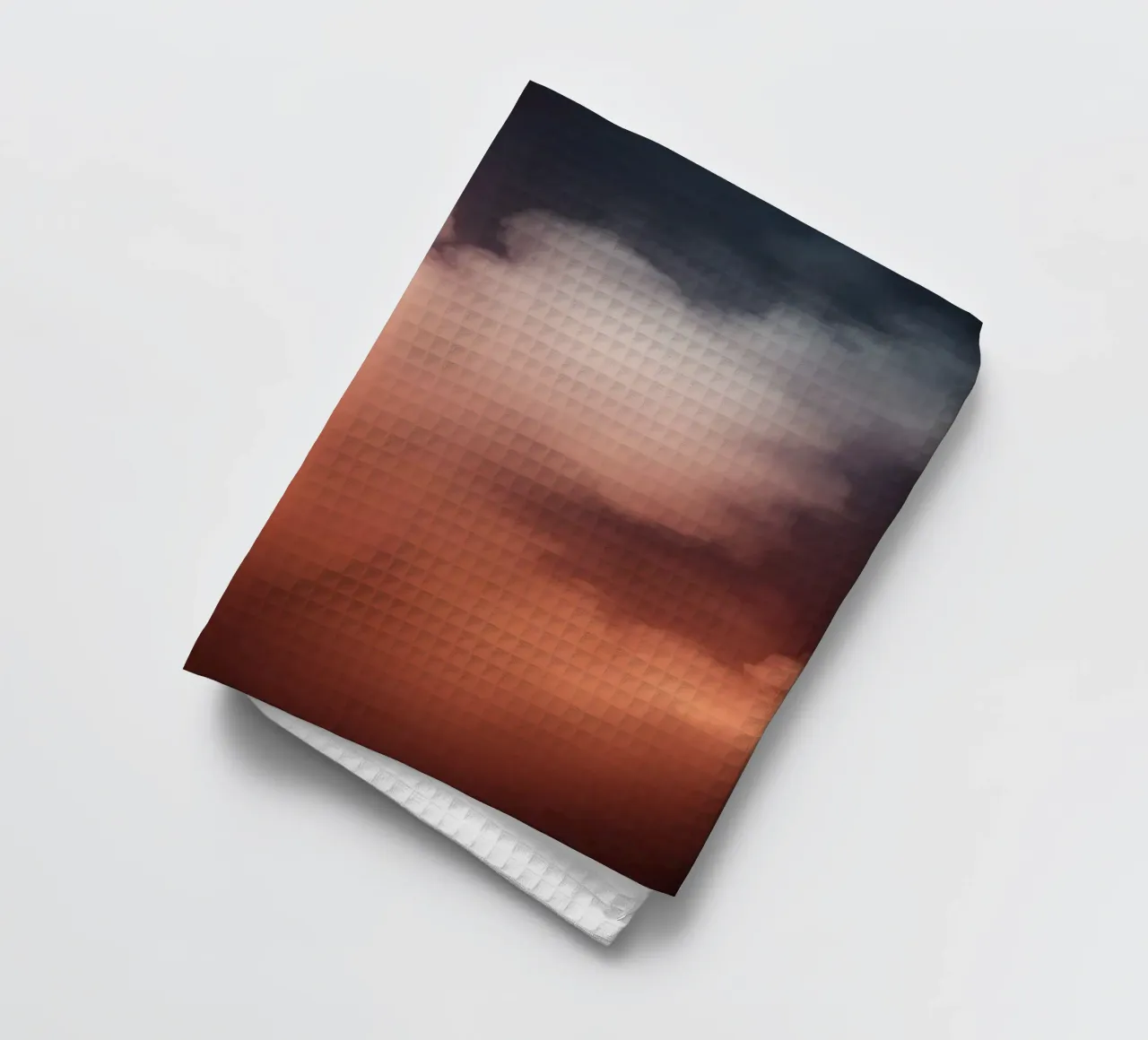 Des nuages colorés tourbillonnent dans le ciel nocturne, dans une atmosphère mystique. torchon de DesignDoodle
