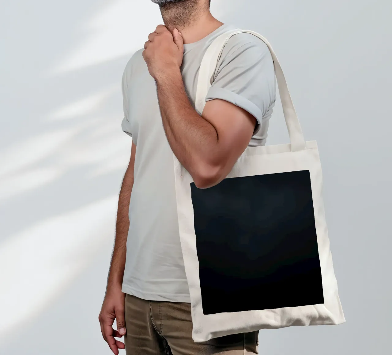 Nuvole scure si addensano su un paesaggio tranquillo mentre si avvicina la notte borsa in juta da DesignDoodle