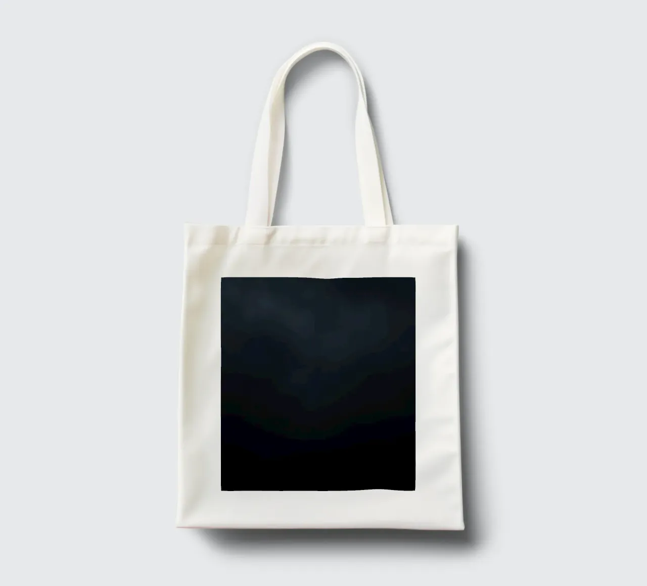Nuvole scure si addensano su un paesaggio tranquillo mentre si avvicina la notte borsa in juta da DesignDoodle