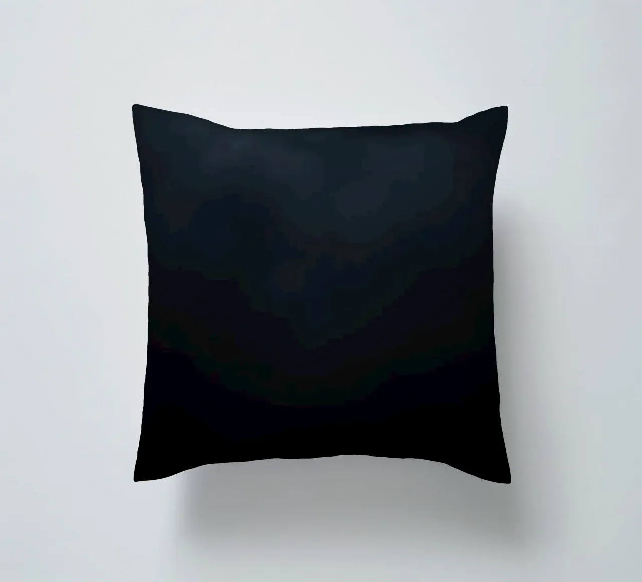 Nuvole scure si addensano su un paesaggio tranquillo mentre si avvicina la notte cuscino da DesignDoodle