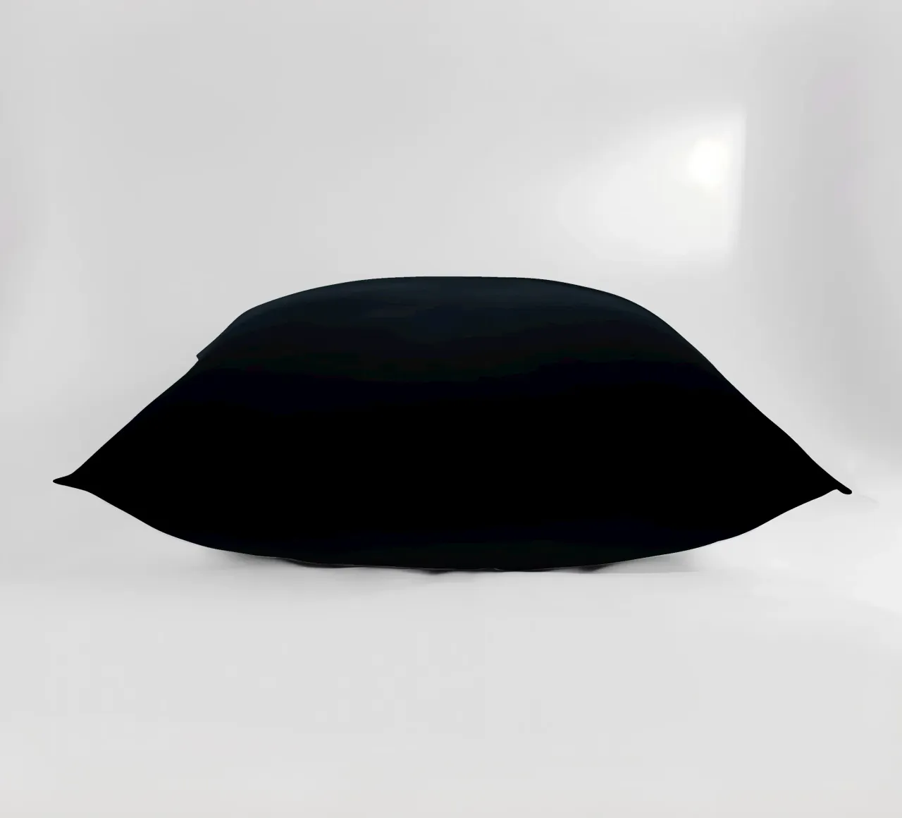 Nuvole scure si addensano su un paesaggio tranquillo mentre si avvicina la notte cuscino da DesignDoodle