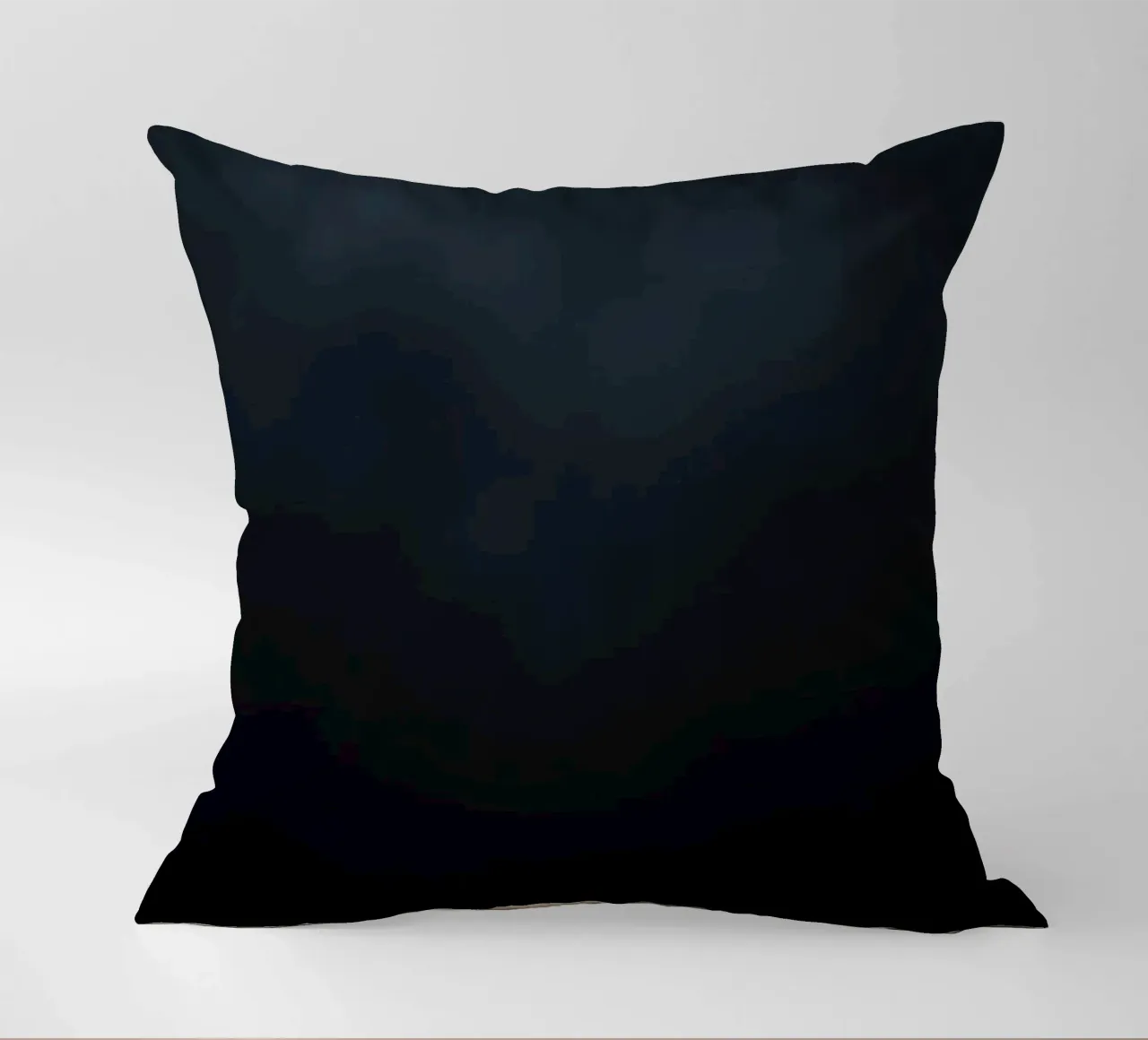 Nuvole scure si addensano su un paesaggio tranquillo mentre si avvicina la notte cuscino da DesignDoodle
