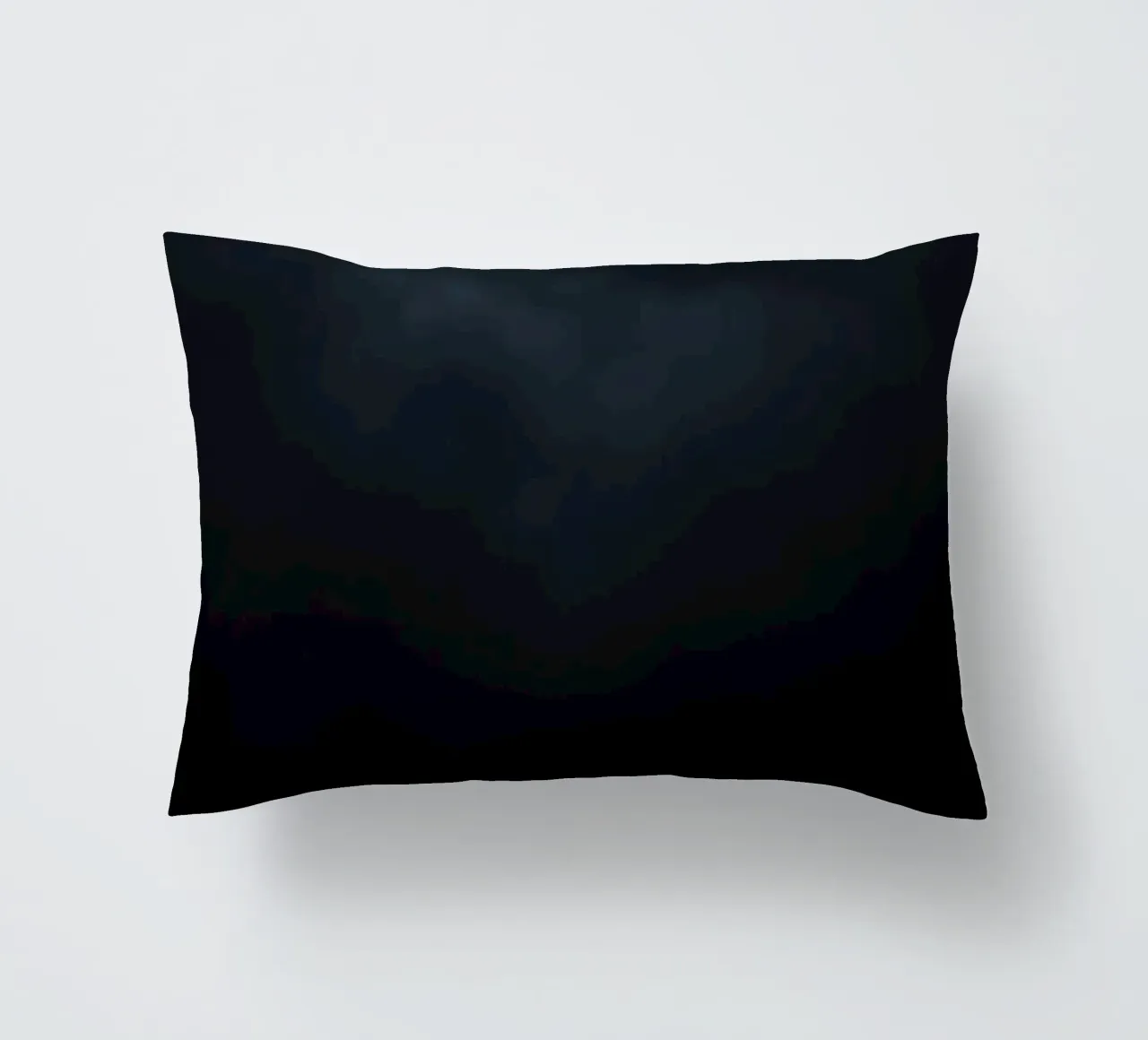 Nuvole scure si addensano su un paesaggio tranquillo mentre si avvicina la notte cuscino da DesignDoodle