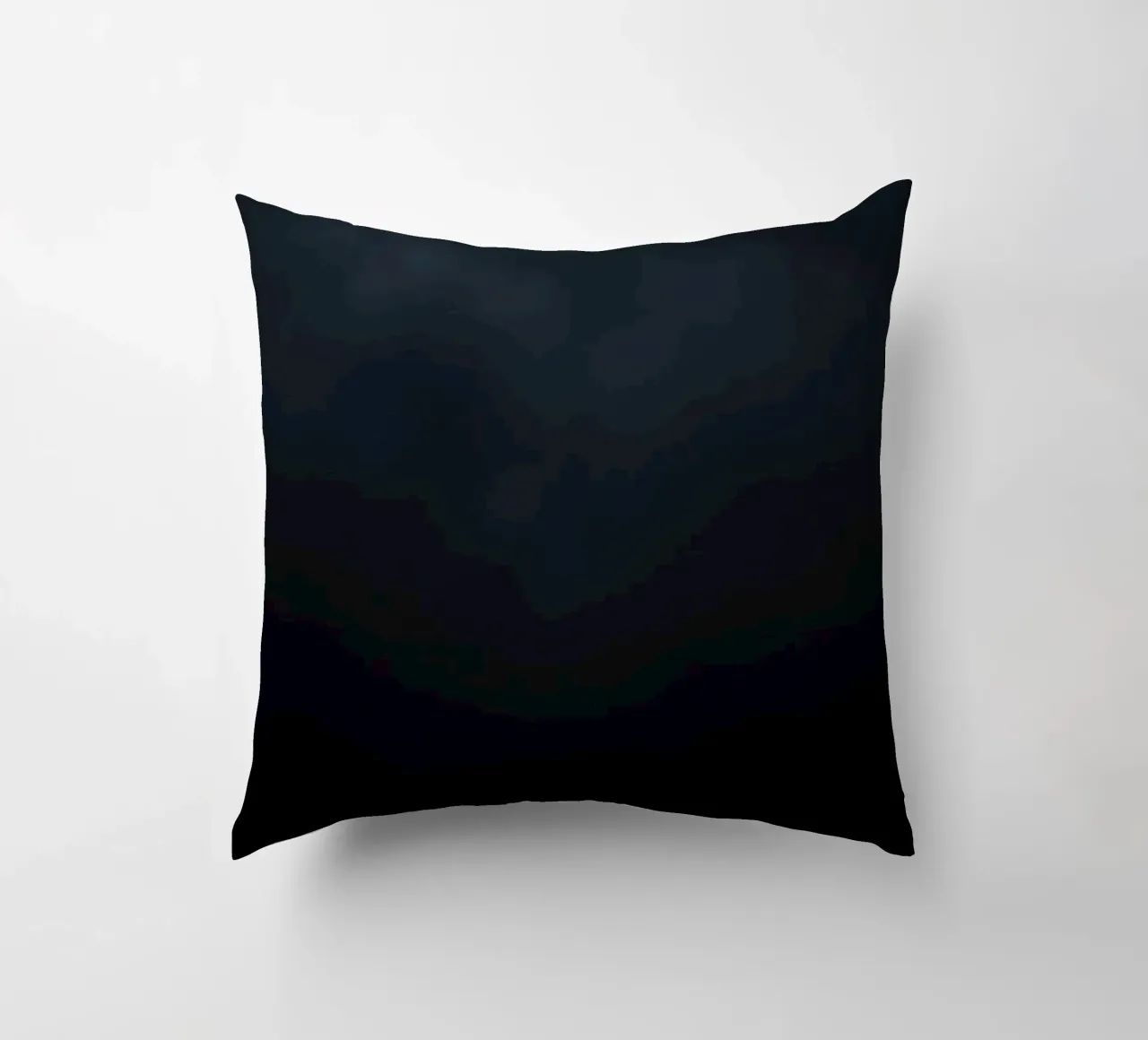Nuvole scure si addensano su un paesaggio tranquillo mentre si avvicina la notte cuscino da DesignDoodle