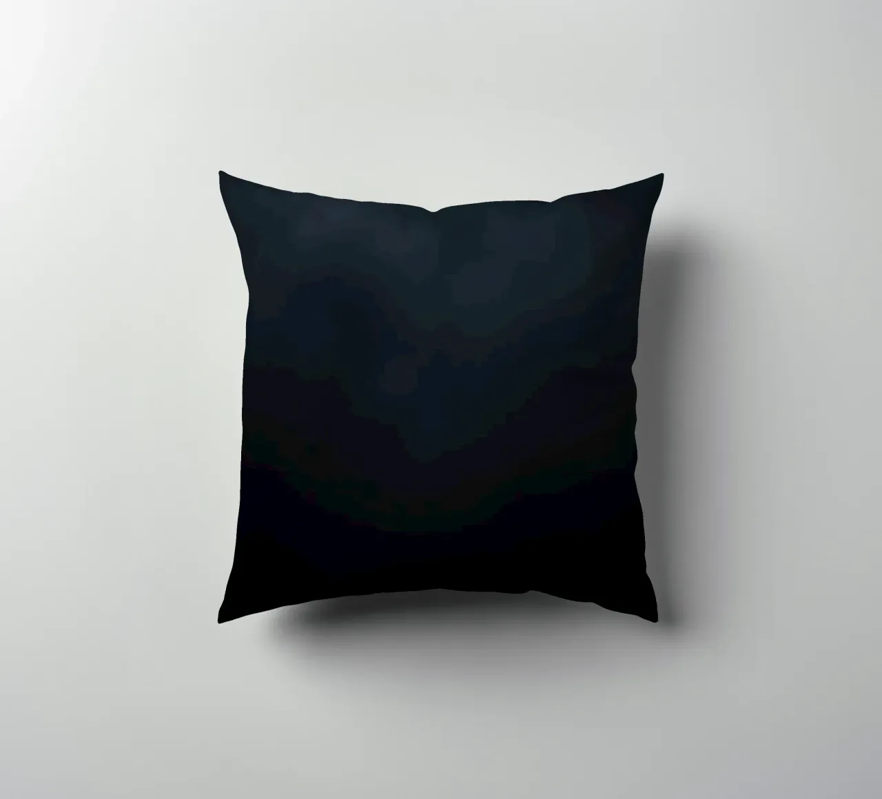 Nuvole scure si addensano su un paesaggio tranquillo mentre si avvicina la notte cuscino da DesignDoodle