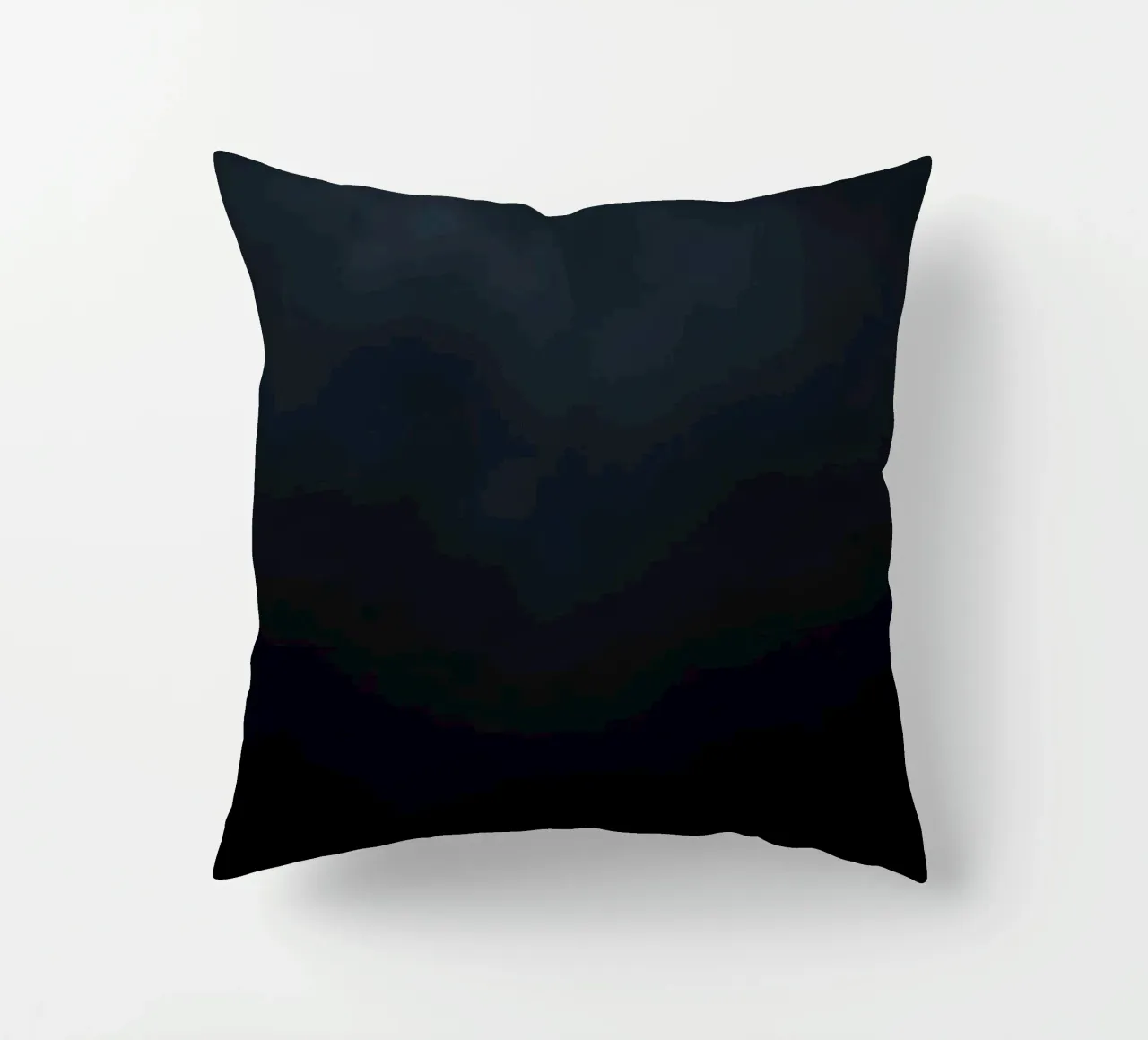 Nuvole scure si addensano su un paesaggio tranquillo mentre si avvicina la notte cuscino da DesignDoodle