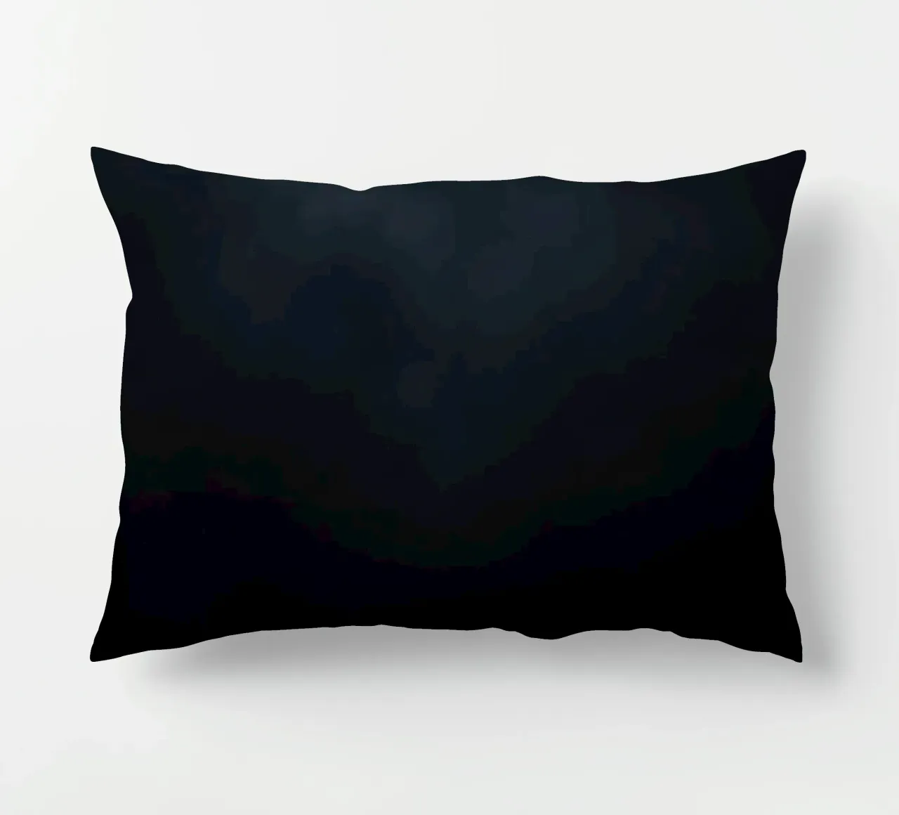 Nuvole scure si addensano su un paesaggio tranquillo mentre si avvicina la notte cuscino da DesignDoodle