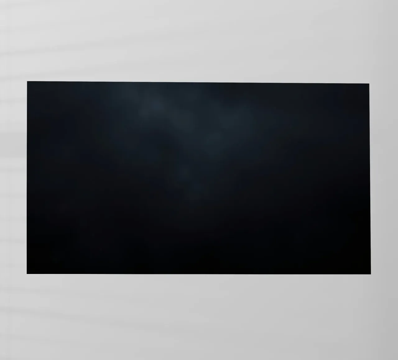 Nuvole scure si addensano su un paesaggio tranquillo mentre si avvicina la notte pellicola backlit da DesignDoodle