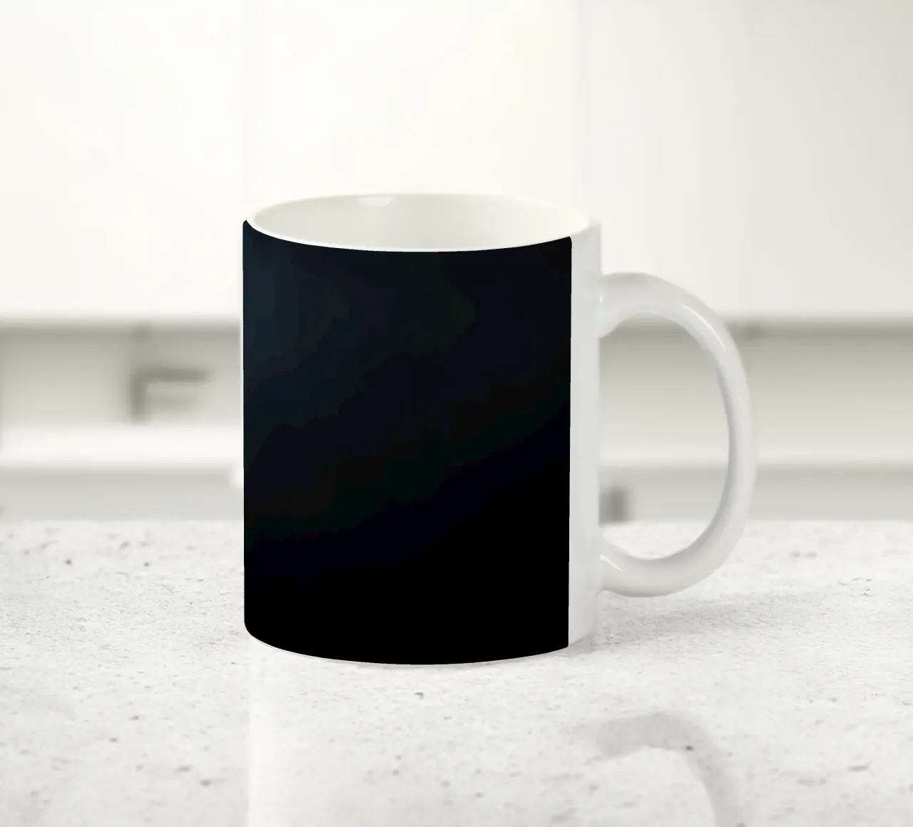 Nuvole scure si addensano su un paesaggio tranquillo mentre si avvicina la notte tazza in ceramica da DesignDoodle
