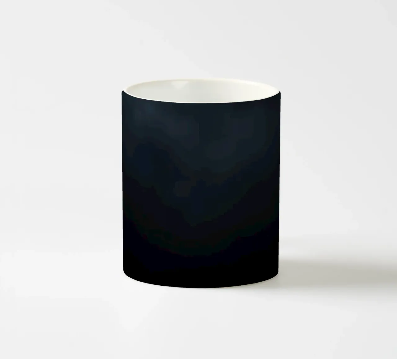 Nuvole scure si addensano su un paesaggio tranquillo mentre si avvicina la notte tazza in ceramica da DesignDoodle