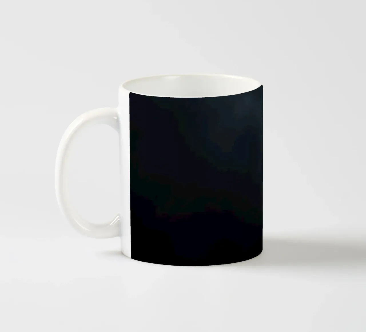 Nuvole scure si addensano su un paesaggio tranquillo mentre si avvicina la notte tazza in ceramica da DesignDoodle