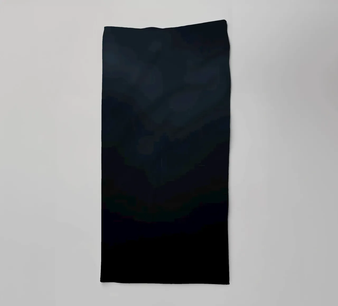 Nuvole scure si addensano su un paesaggio tranquillo mentre si avvicina la notte asciugamano da bagno da DesignDoodle
