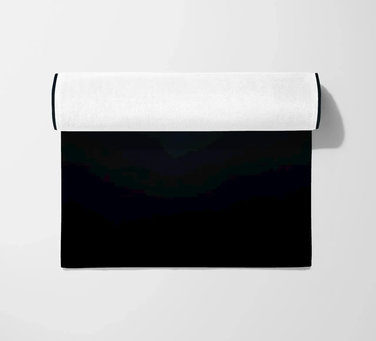 Nuvole scure si addensano su un paesaggio tranquillo mentre si avvicina la notte telo mare da DesignDoodle