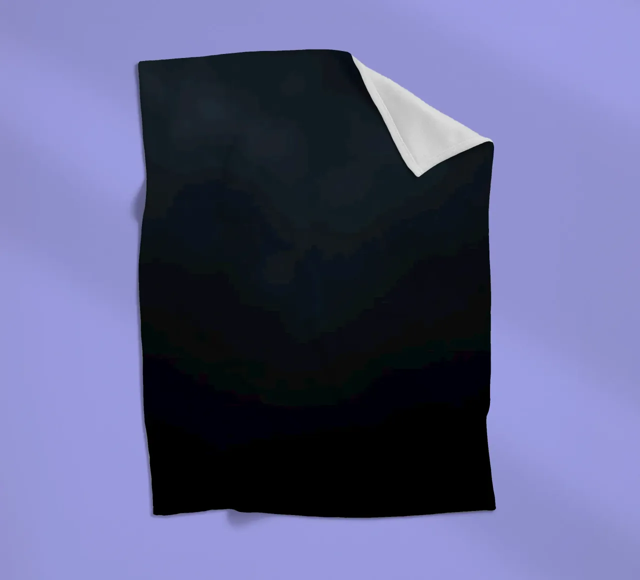 Nuvole scure si addensano su un paesaggio tranquillo mentre si avvicina la notte coperta in pile da DesignDoodle