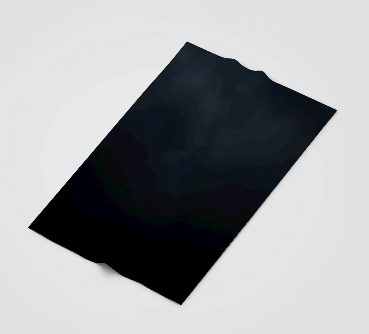 Nuvole scure si addensano su un paesaggio tranquillo mentre si avvicina la notte coperta in pile da DesignDoodle