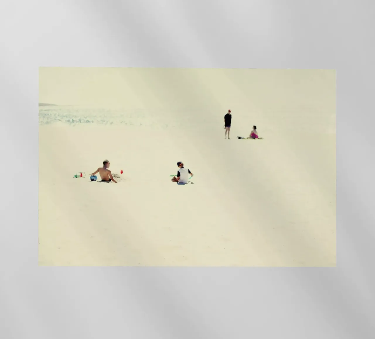 Minimal Beach People pellicola backlit da Ingrid Beddoes