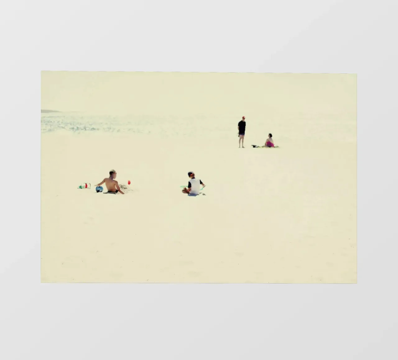 Minimal Beach People pellicola backlit da Ingrid Beddoes