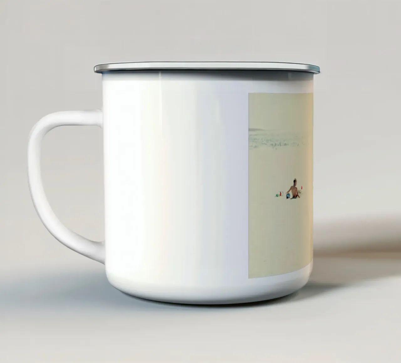 Minimal Beach People tazza in smalto da Ingrid Beddoes