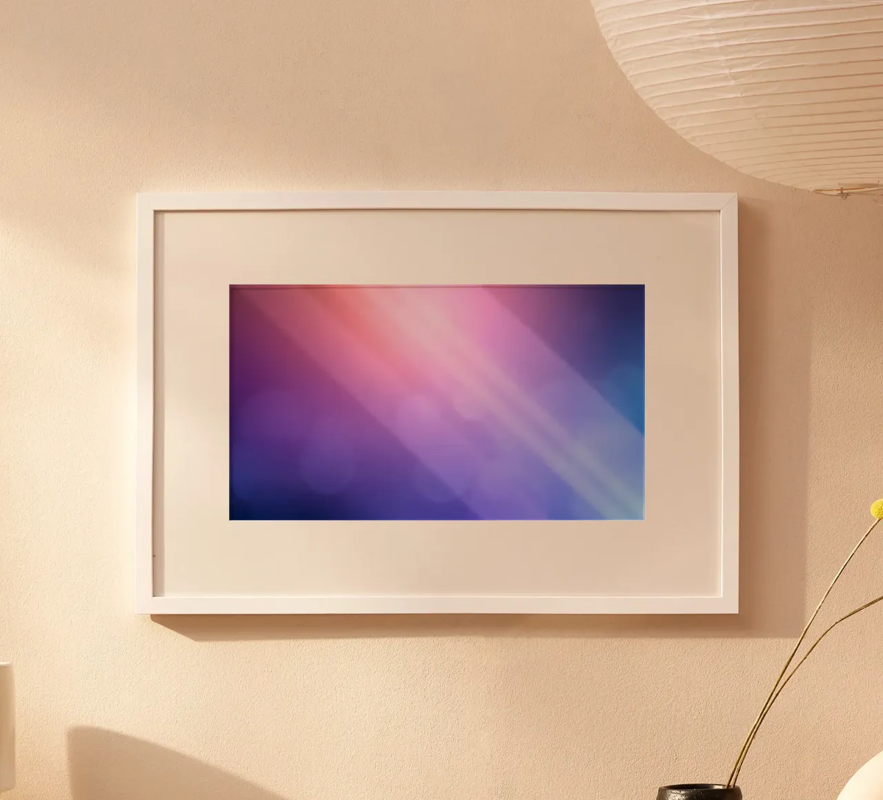 uno sfondo vivace con una miscela di tonalità viola e rosa poster con telaio in legno da DesignDoodle