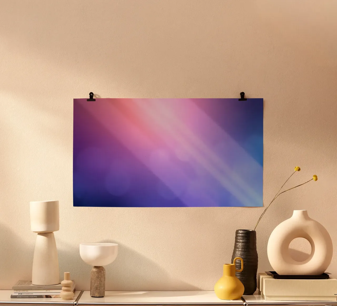 uno sfondo vivace con una miscela di tonalità viola e rosa poster con telaio in legno da DesignDoodle