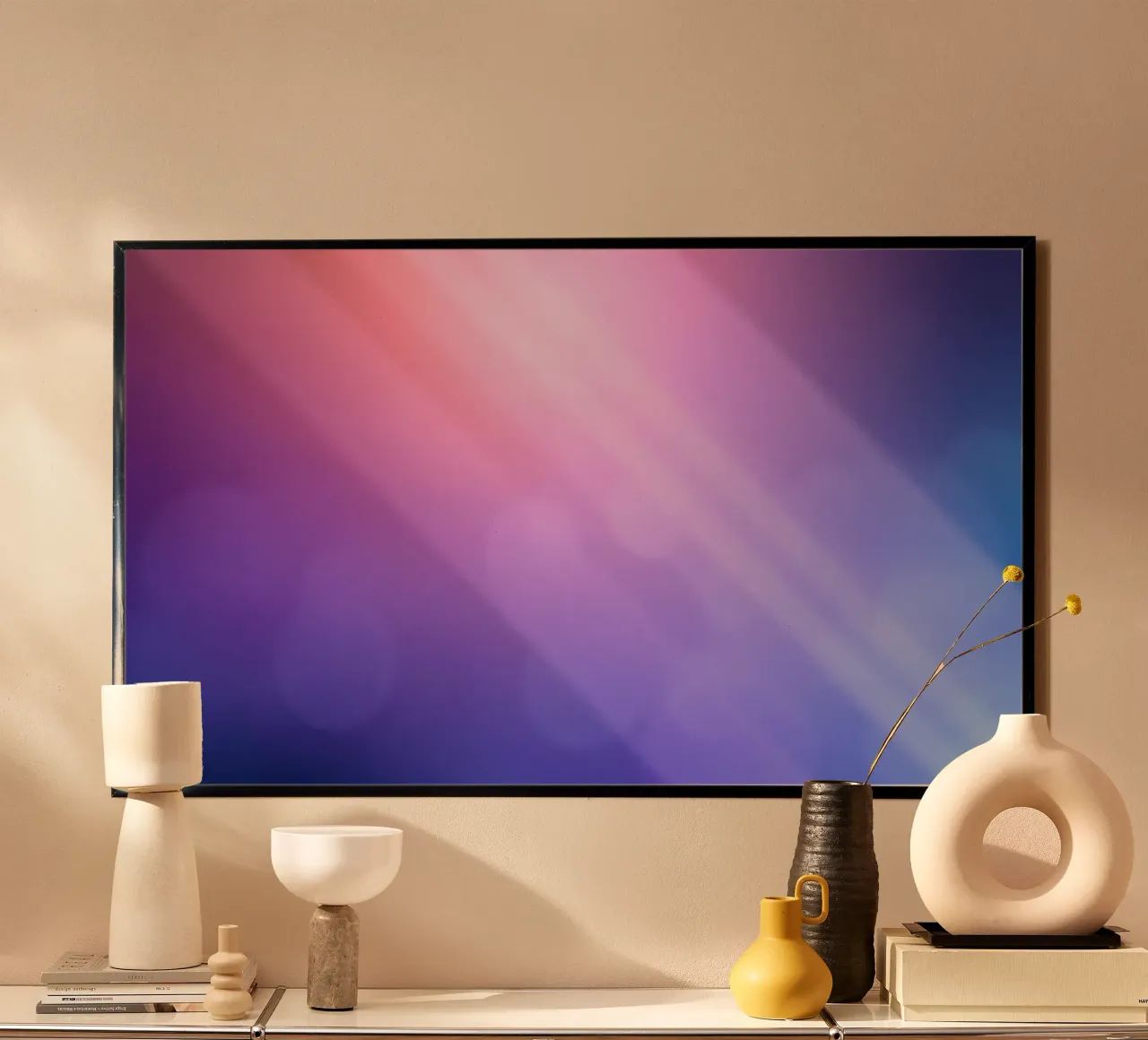 uno sfondo vivace con una miscela di tonalità viola e rosa poster con telaio in legno da DesignDoodle