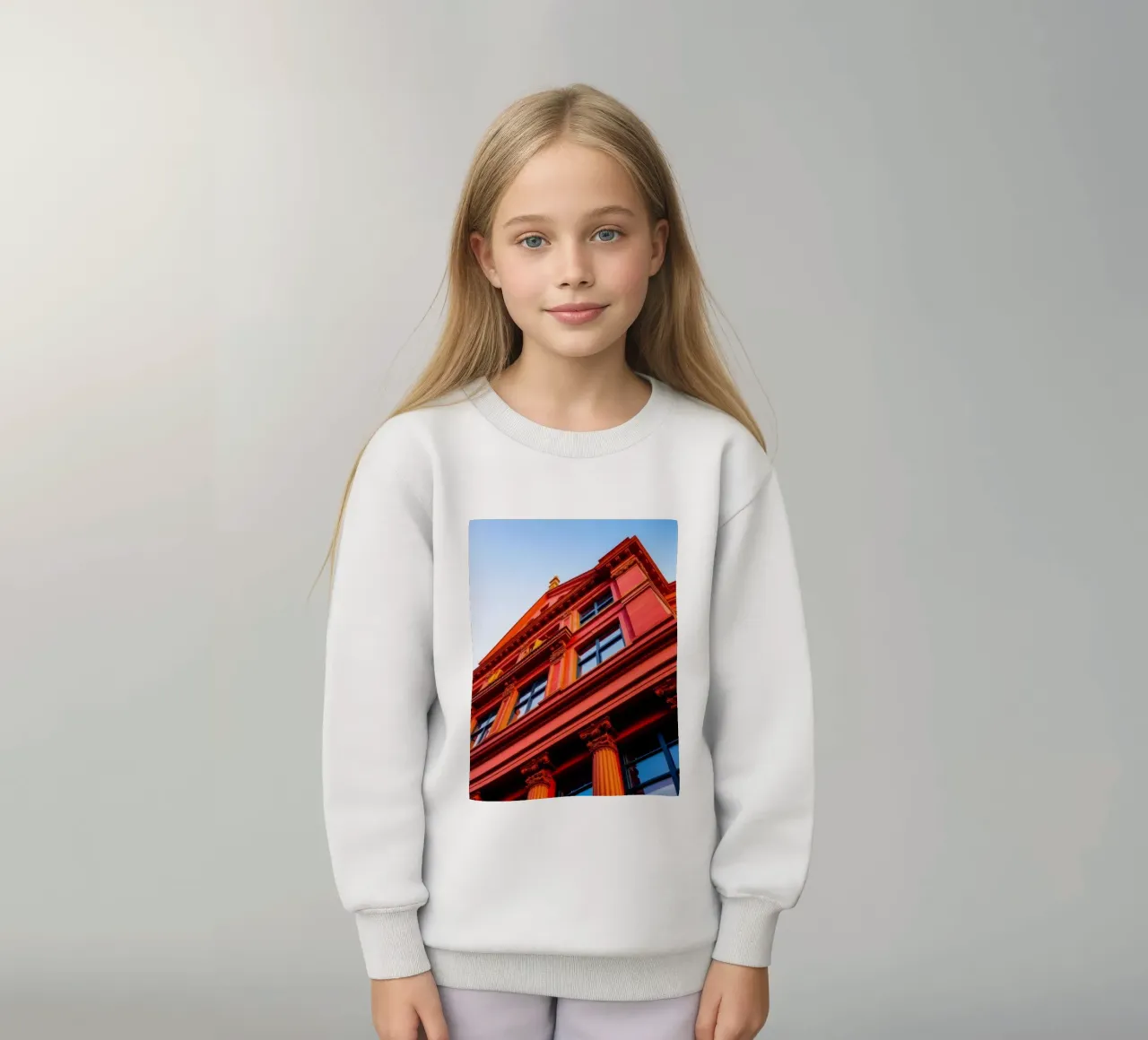 edificio storico illuminato dalla luce del sole in un cielo limpido e azzurro felpa bambino da DesignDoodle