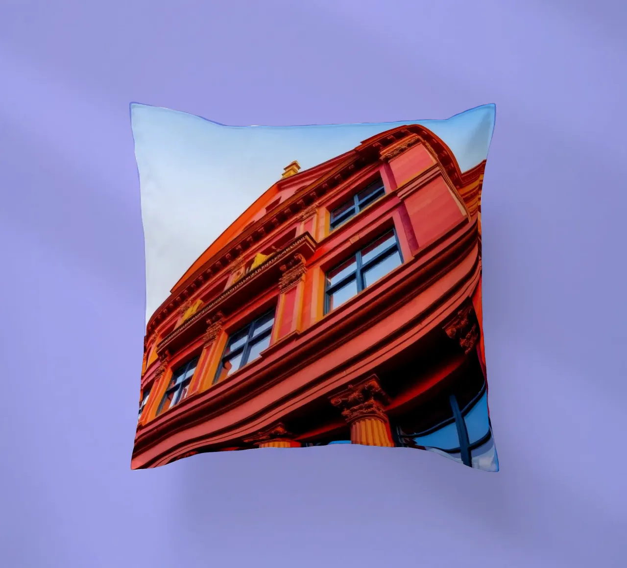 edificio storico illuminato dalla luce del sole in un cielo limpido e azzurro cuscino da DesignDoodle