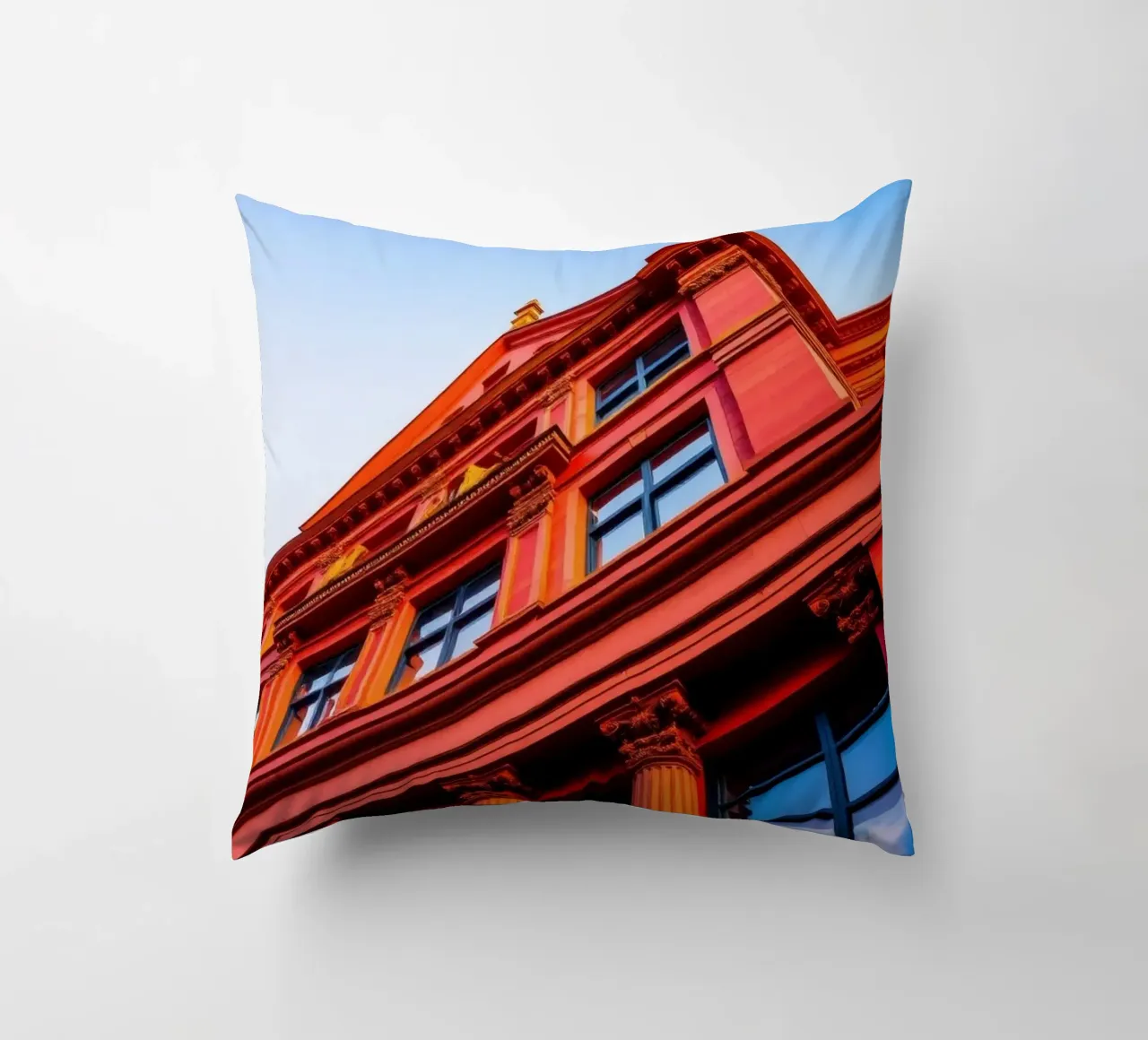 edificio storico illuminato dalla luce del sole in un cielo limpido e azzurro cuscino da DesignDoodle