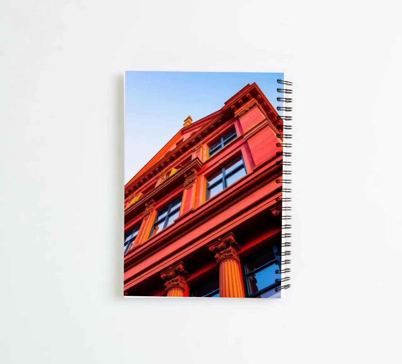bâtiment historique éclairé par la lumière du soleil dans un ciel bleu clair carnet à spirale de DesignDoodle