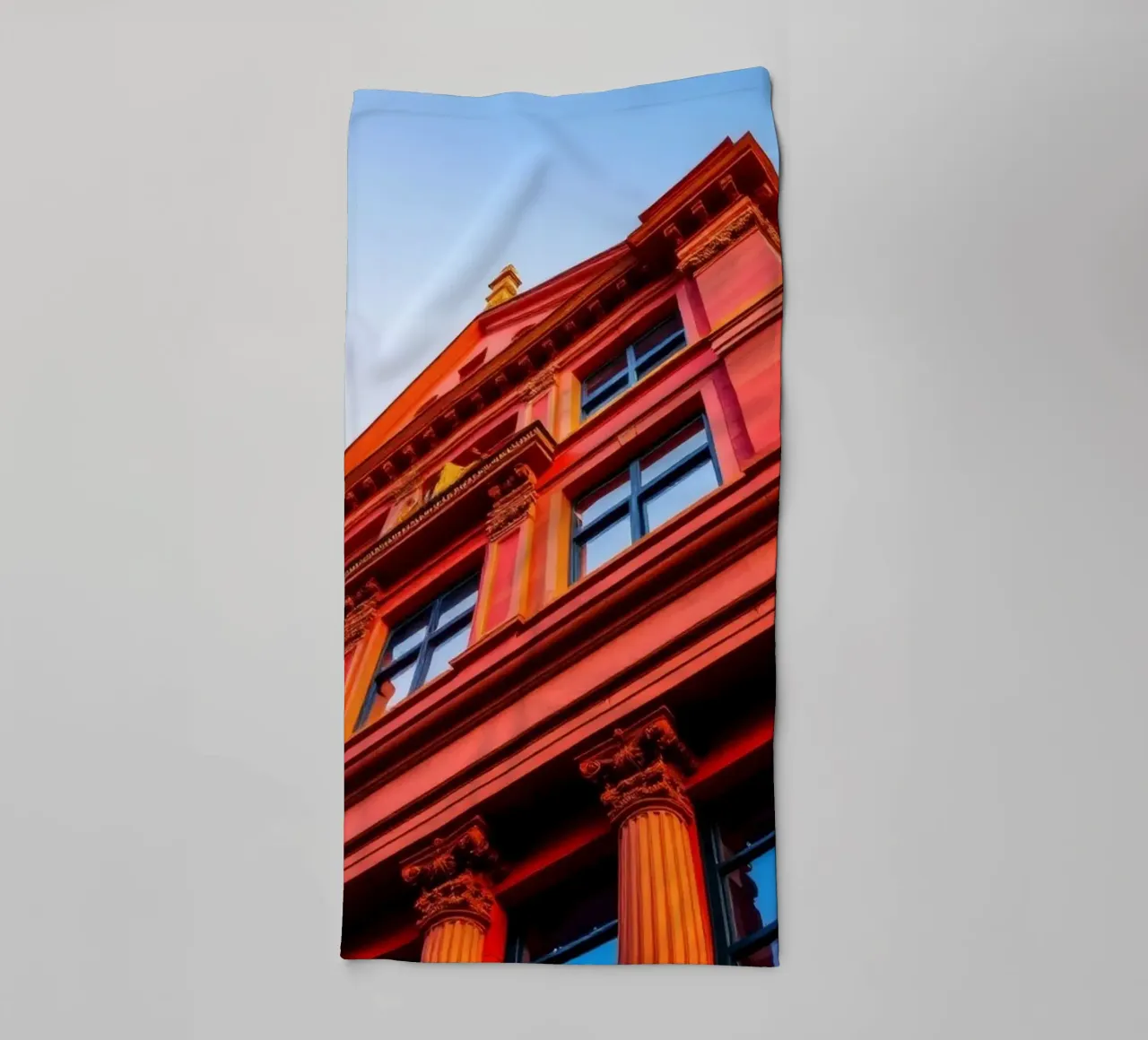 edificio storico illuminato dalla luce del sole in un cielo limpido e azzurro asciugamano da bagno da DesignDoodle