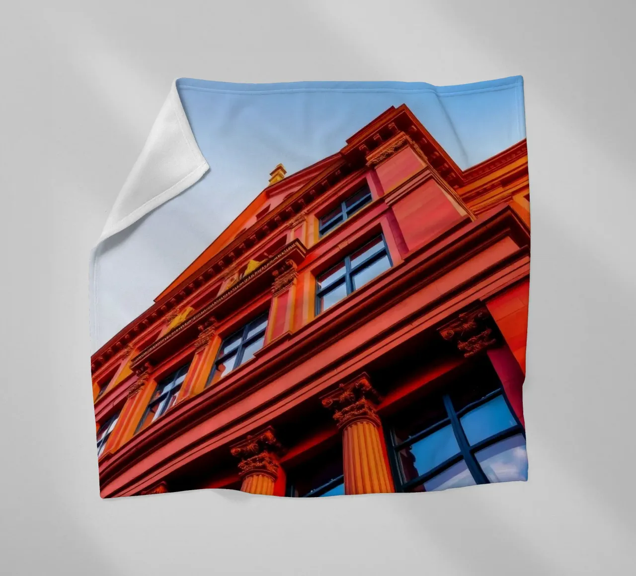 edificio storico illuminato dalla luce del sole in un cielo limpido e azzurro coperta in pile da DesignDoodle