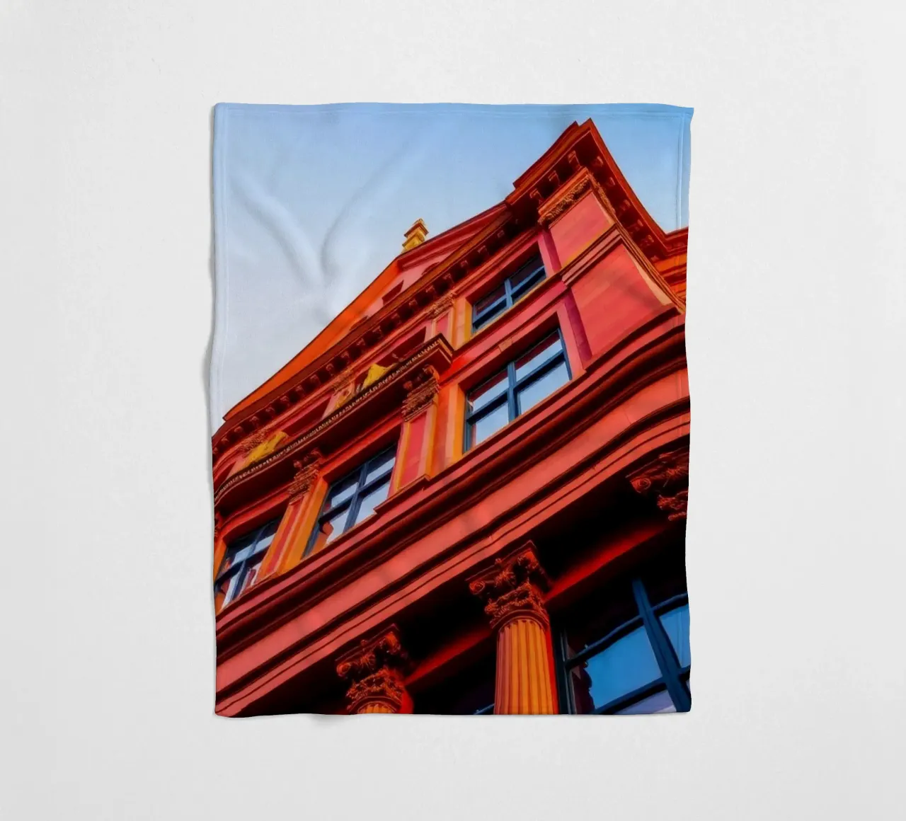 edificio storico illuminato dalla luce del sole in un cielo limpido e azzurro coperta in pile da DesignDoodle
