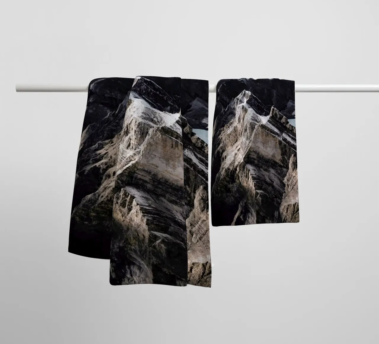 Stormy Mountains by @bokehm0n asciugamano da bagno da EyeEm Mobile GmbH