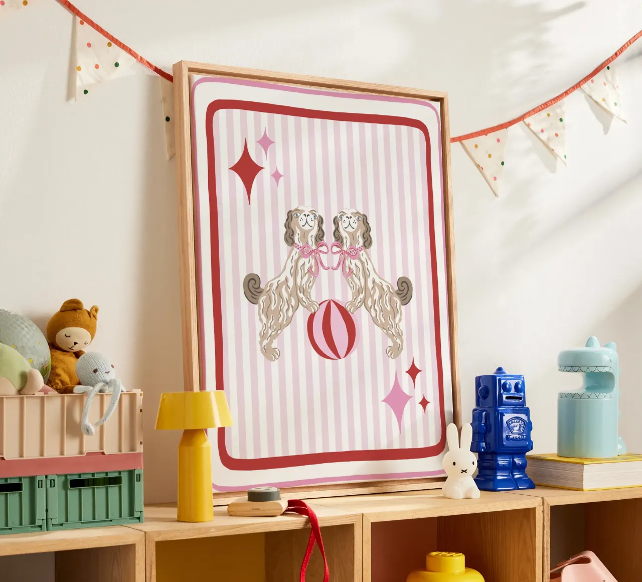 Staffordshire dogs with beach ball in pink and red tela con Cornice a cassetta da Vivdesign