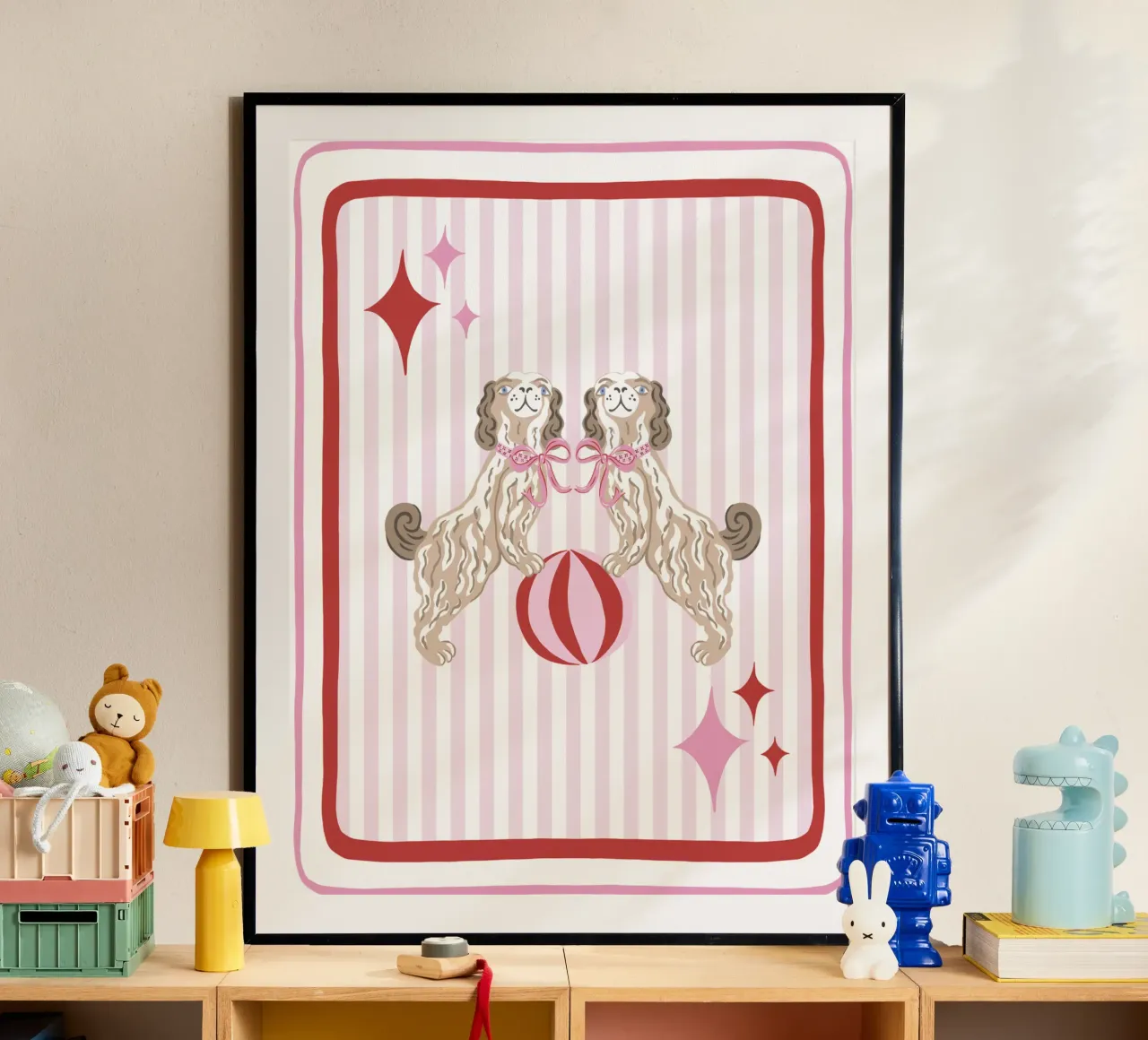 Staffordshire dogs with beach ball in pink and red poster con telaio in alluminio da Vivdesign