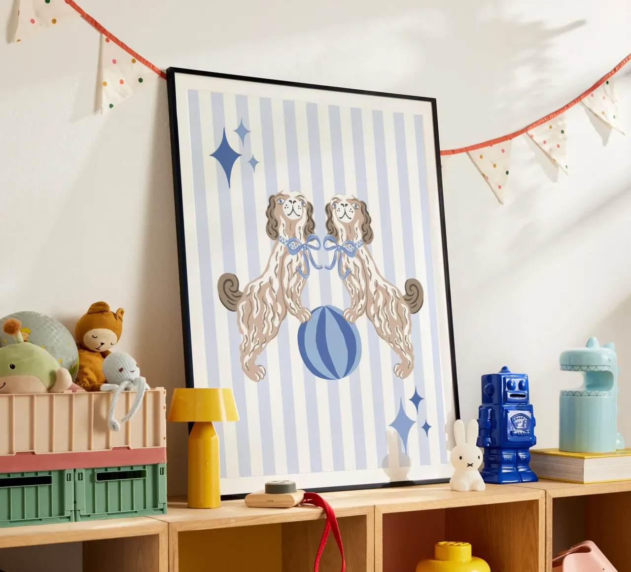 Staffordshire dogs with beach ball on blue and white stripes poster avec cadre en bois de Vivdesign