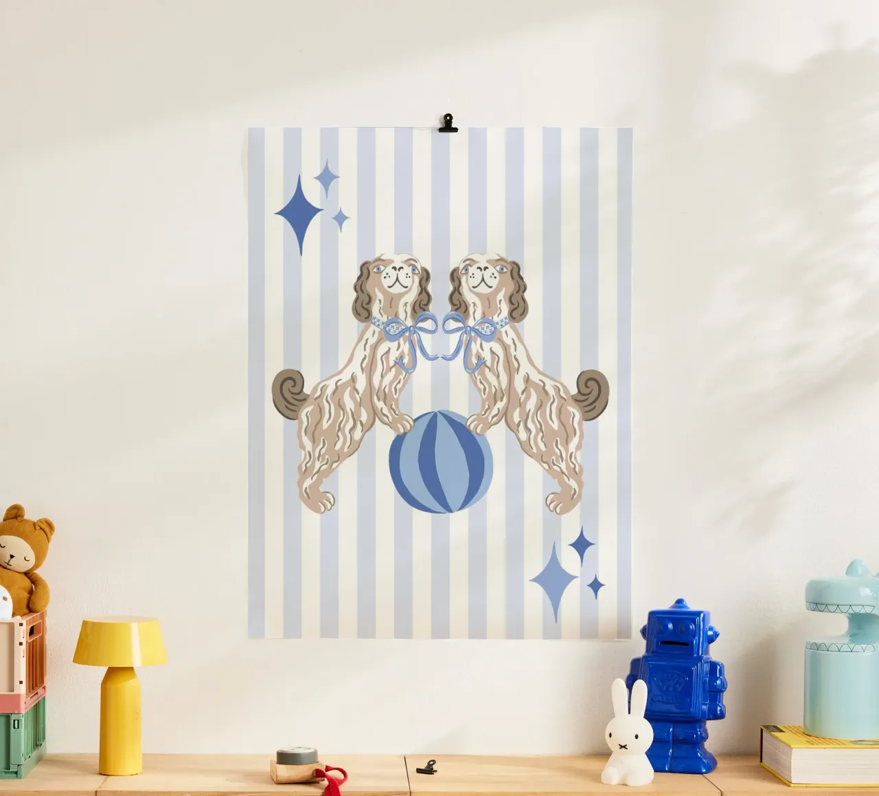 Staffordshire dogs with beach ball on blue and white stripes poster avec cadre en bois de Vivdesign