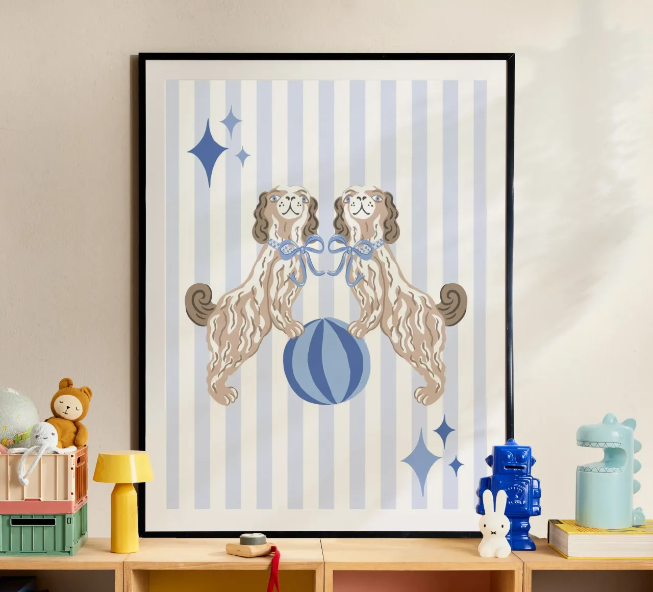 Staffordshire dogs with beach ball on blue and white stripes poster avec cadre en bois de Vivdesign