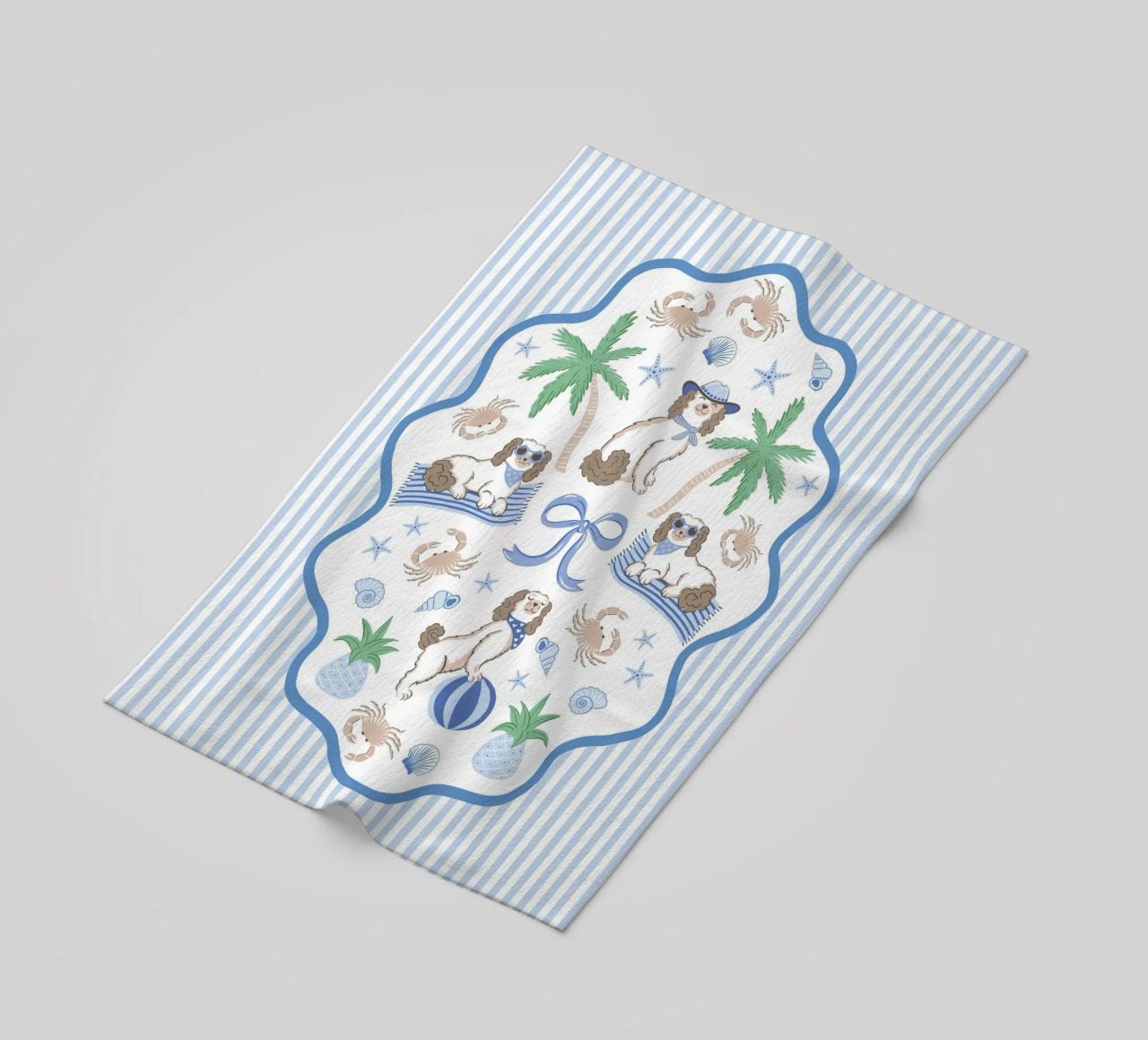 Doodle dogs on the beach - blue serviette de plage de Vivdesign
