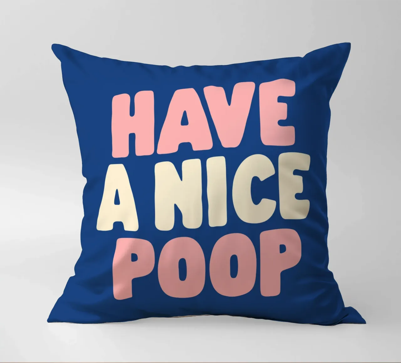 Buon bagno con cacca, decorazione murale in blu pesca cuscino da THE MOTIVATED TYPE
