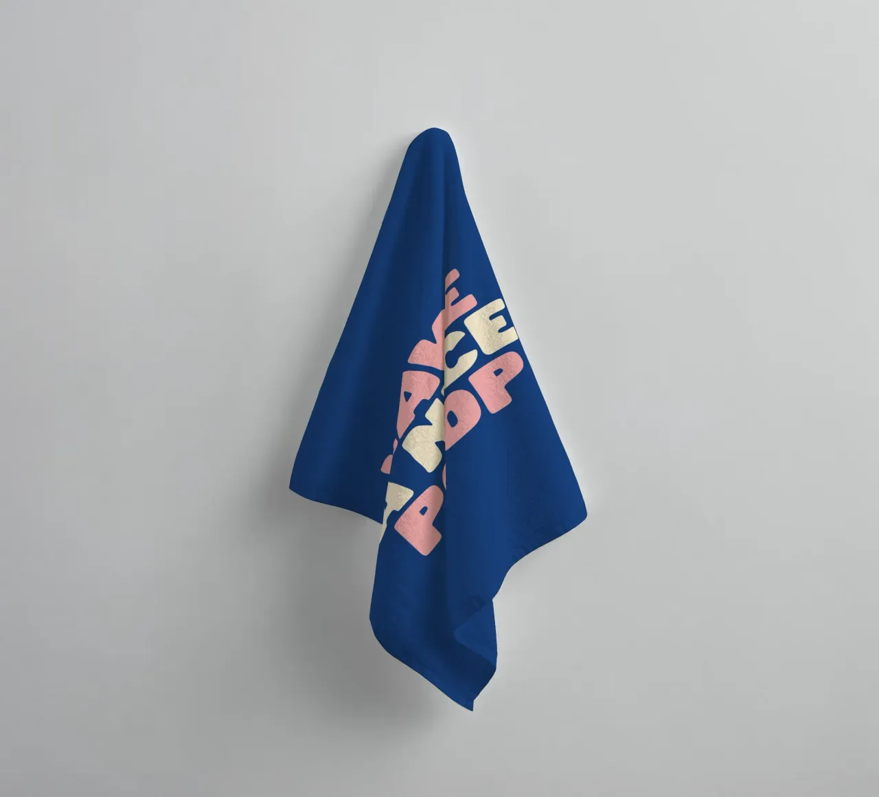 Have a Nice Poop Badezimmer Wanddekor in Pfirsich Blau Handtuch von THE MOTIVATED TYPE