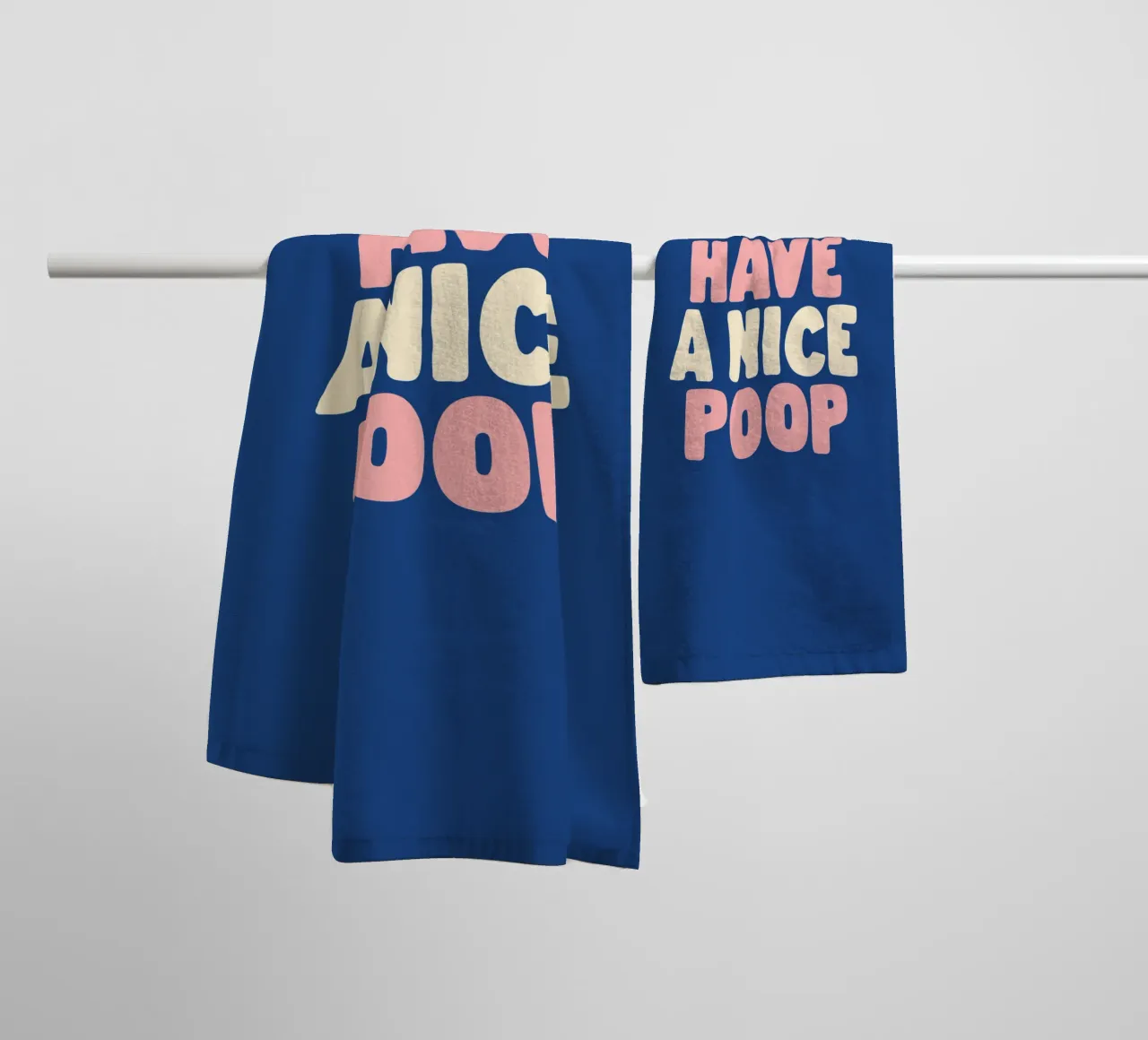 Have a Nice Poop Badezimmer Wanddekor in Pfirsich Blau Handtuch von THE MOTIVATED TYPE