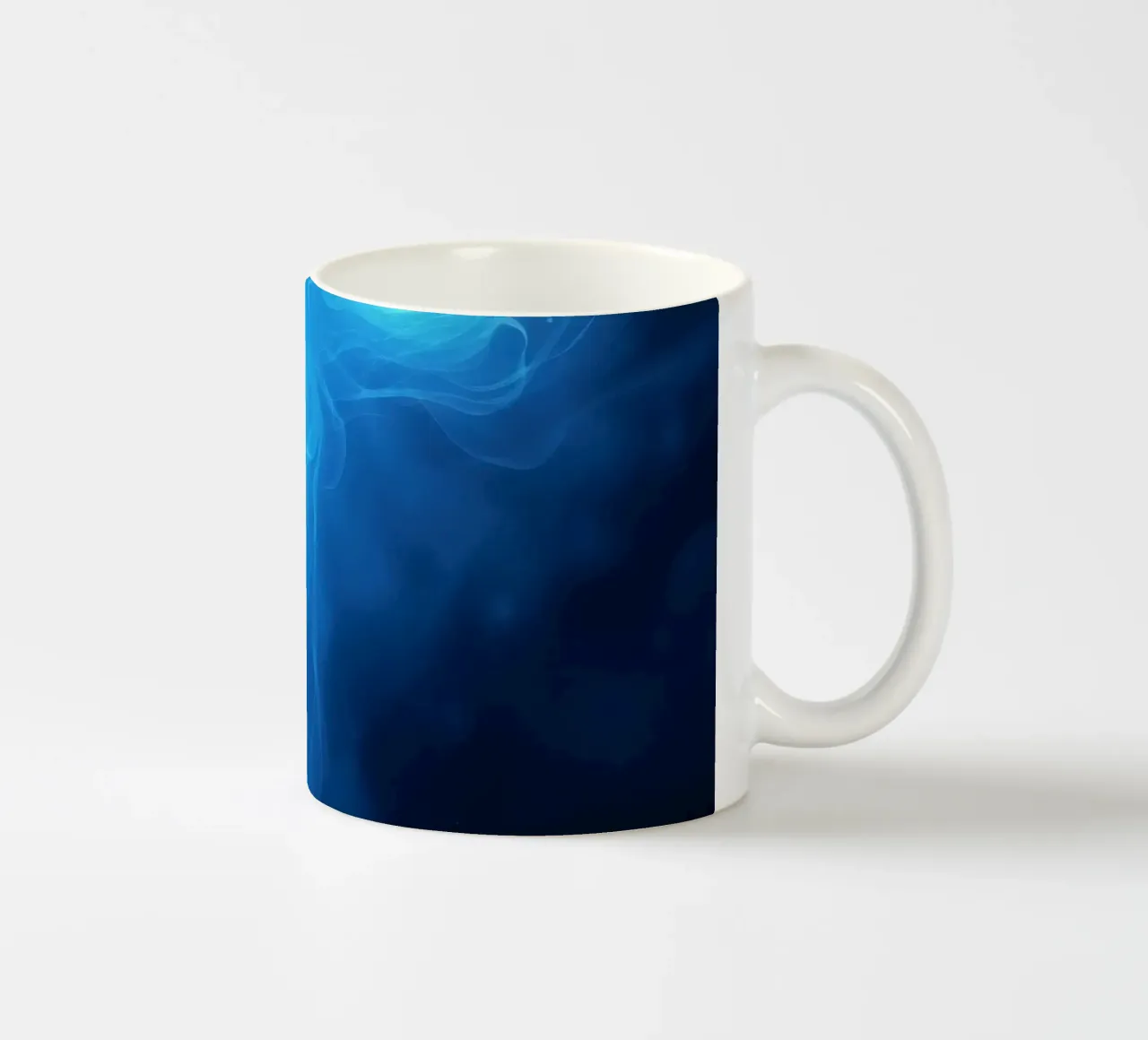 Luce blu vorticosa che crea un effetto etereo tazza in ceramica da DesignDoodle